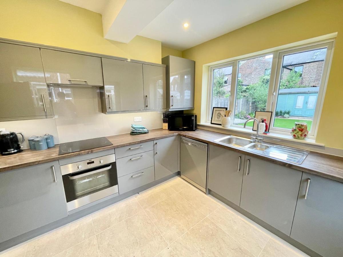 Central Townhouse With Free Off Road Parking And Garden York Dış mekan fotoğraf