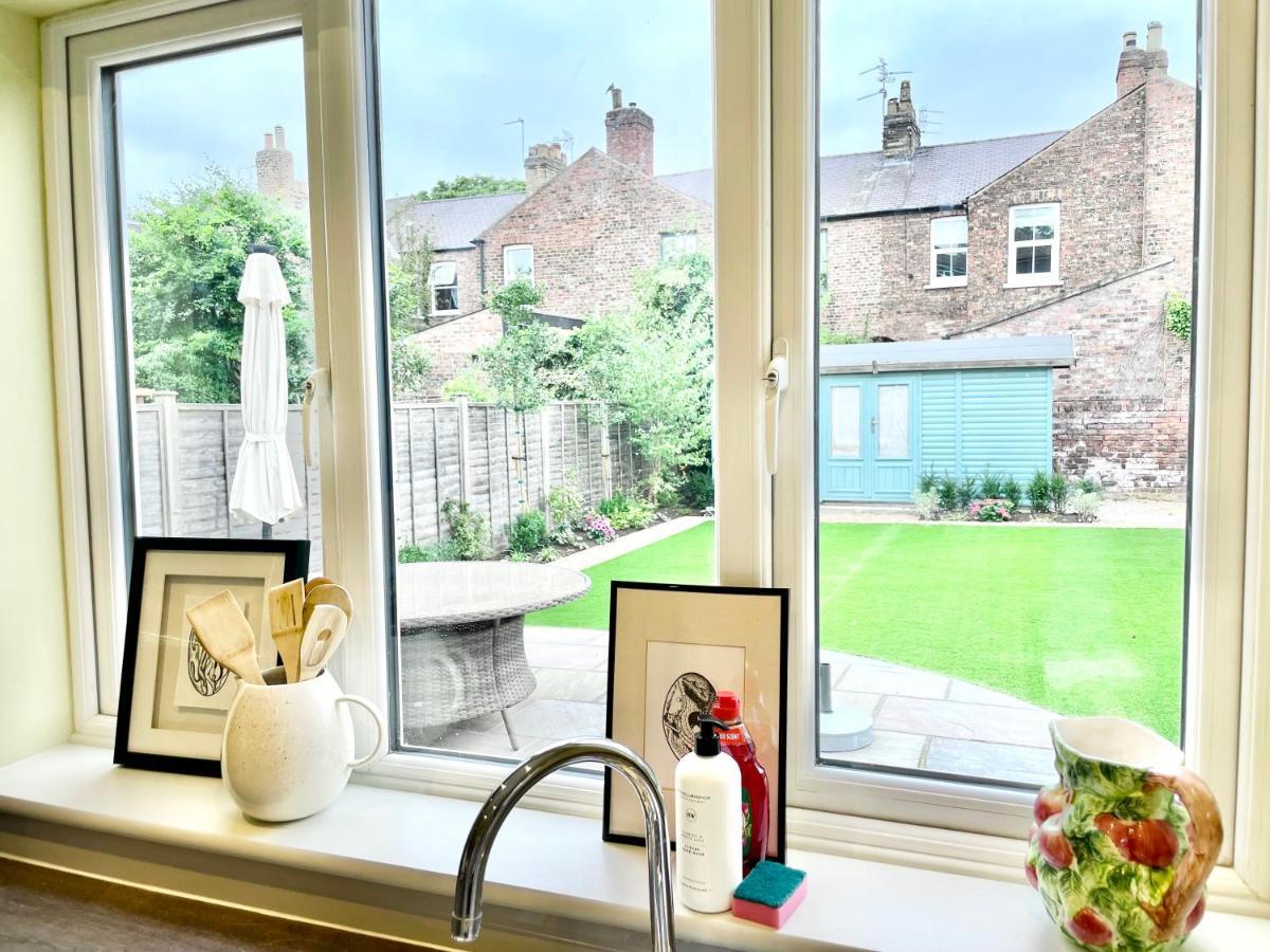 Central Townhouse With Free Off Road Parking And Garden York Dış mekan fotoğraf